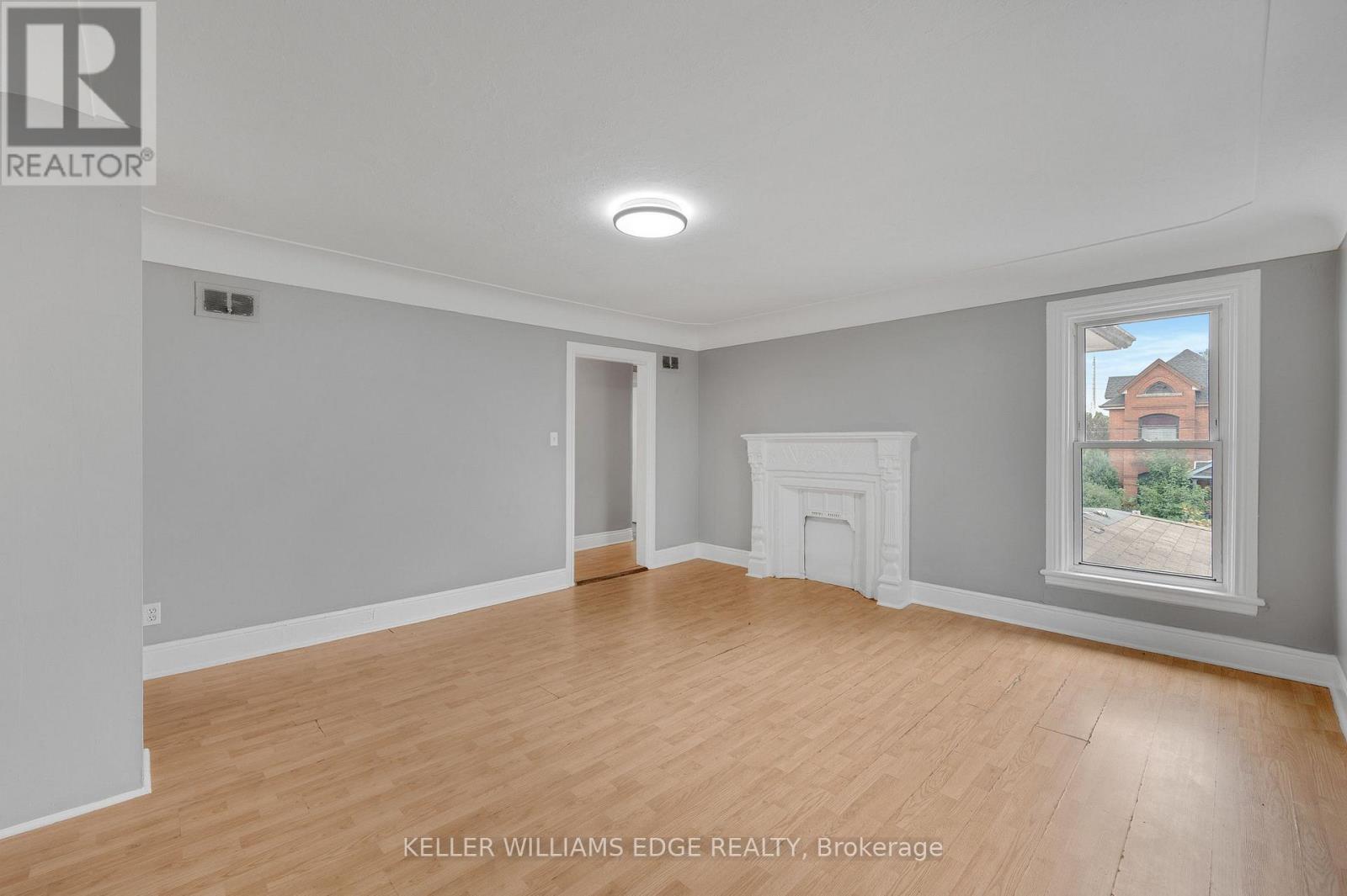 211 WENTWORTH STREET N - 12