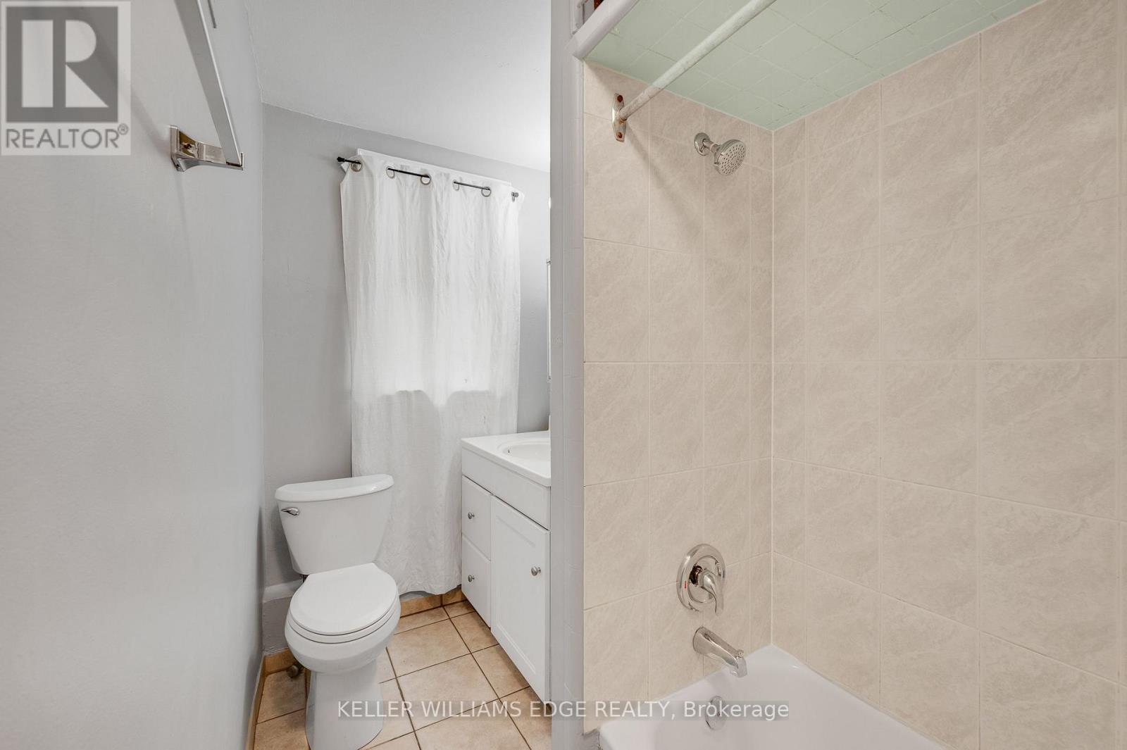 211 WENTWORTH STREET N - 16
