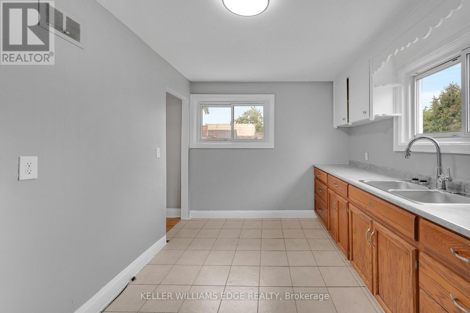 211 WENTWORTH STREET N - 19