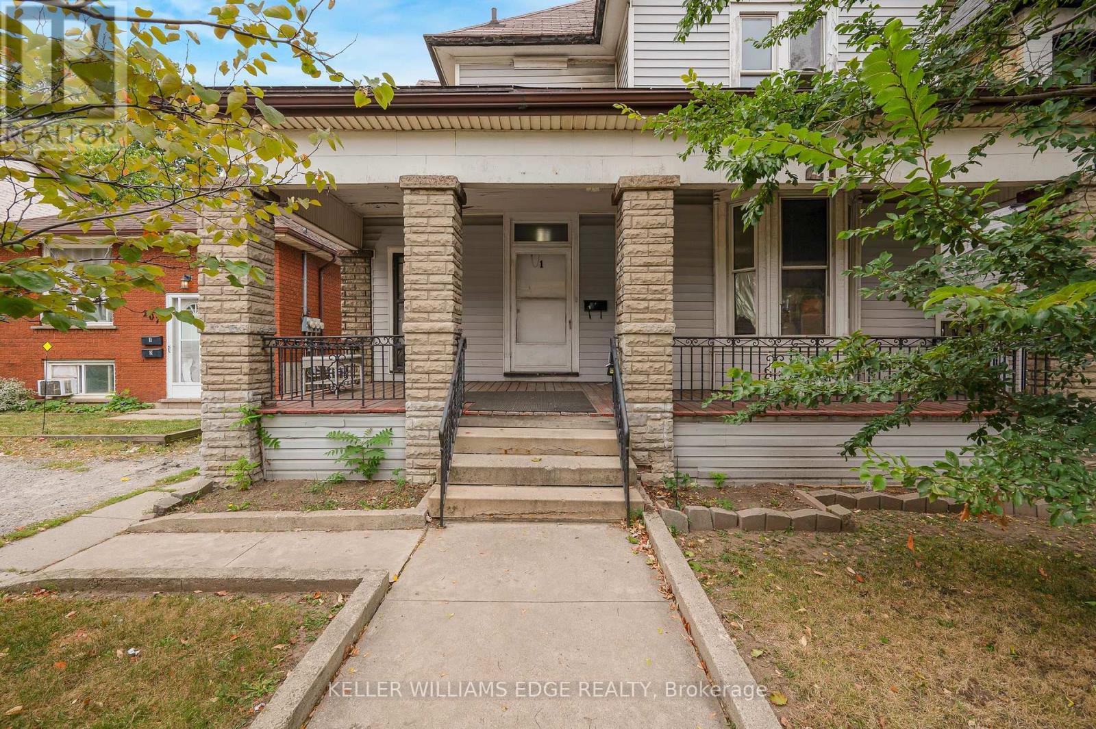 211 WENTWORTH STREET N - 2