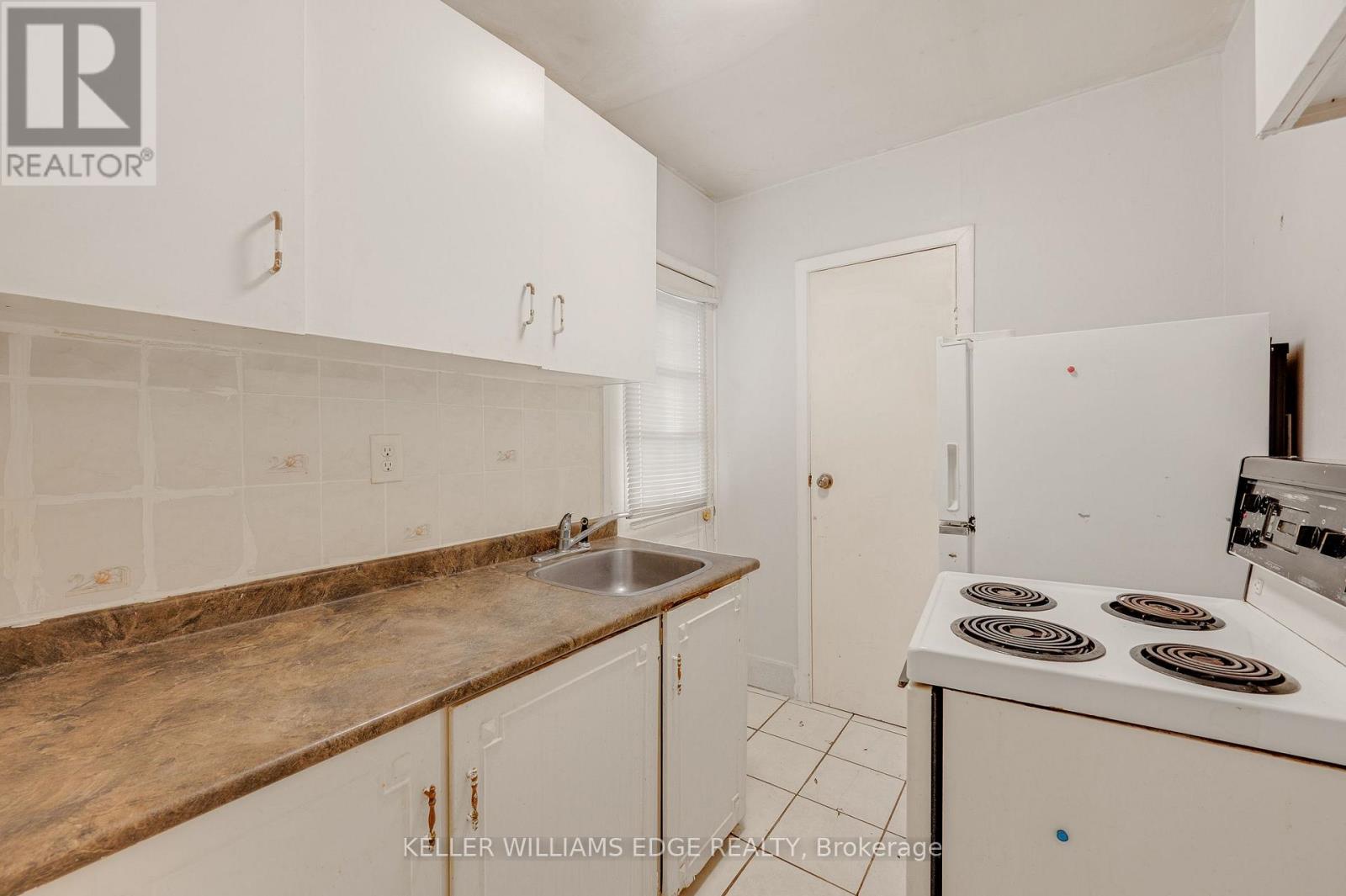 211 WENTWORTH STREET N - 24