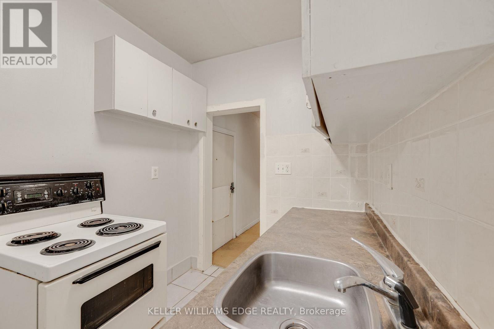 211 WENTWORTH STREET N - 25