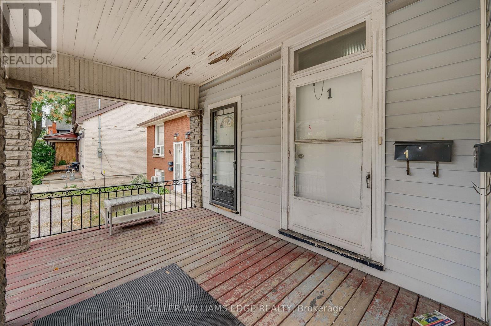 211 WENTWORTH STREET N - 3