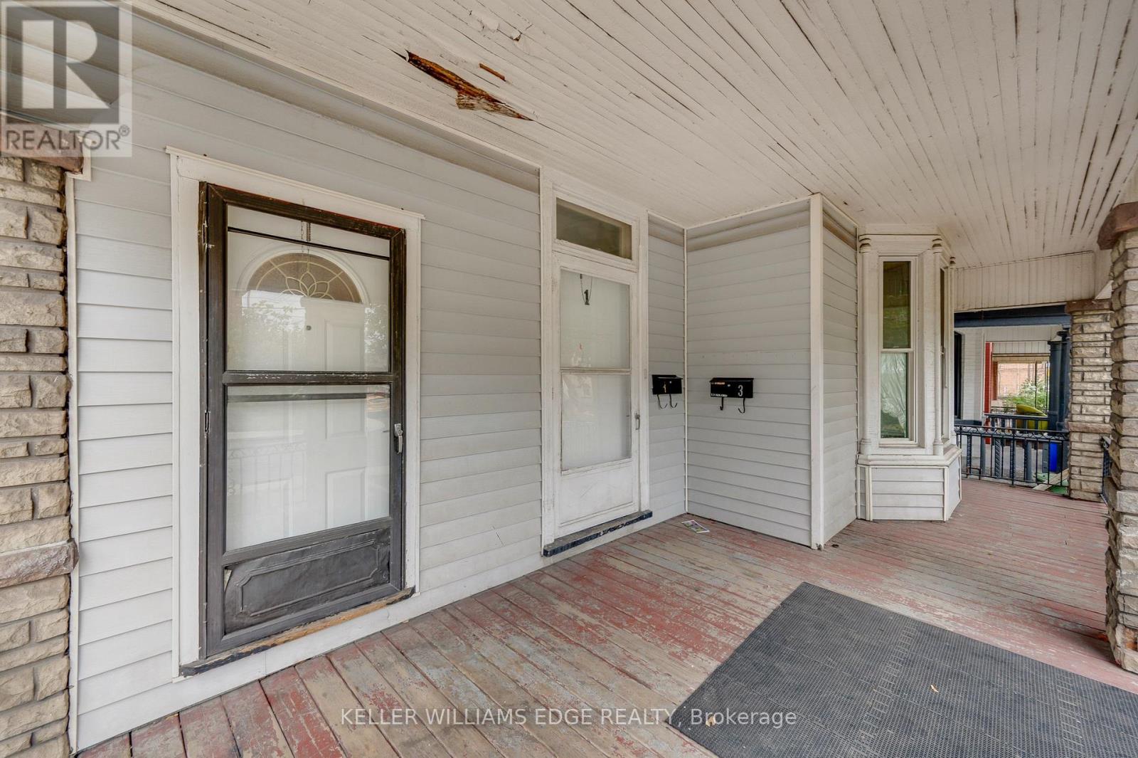 211 WENTWORTH STREET N - 4