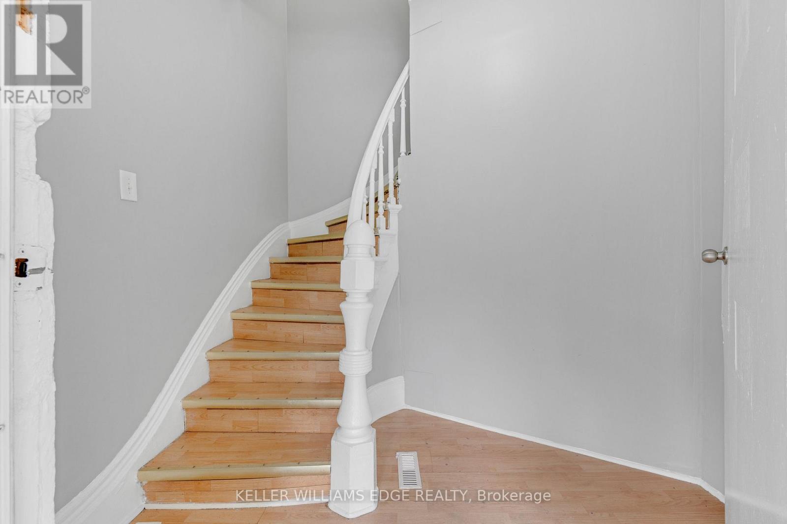 211 WENTWORTH STREET N - 5
