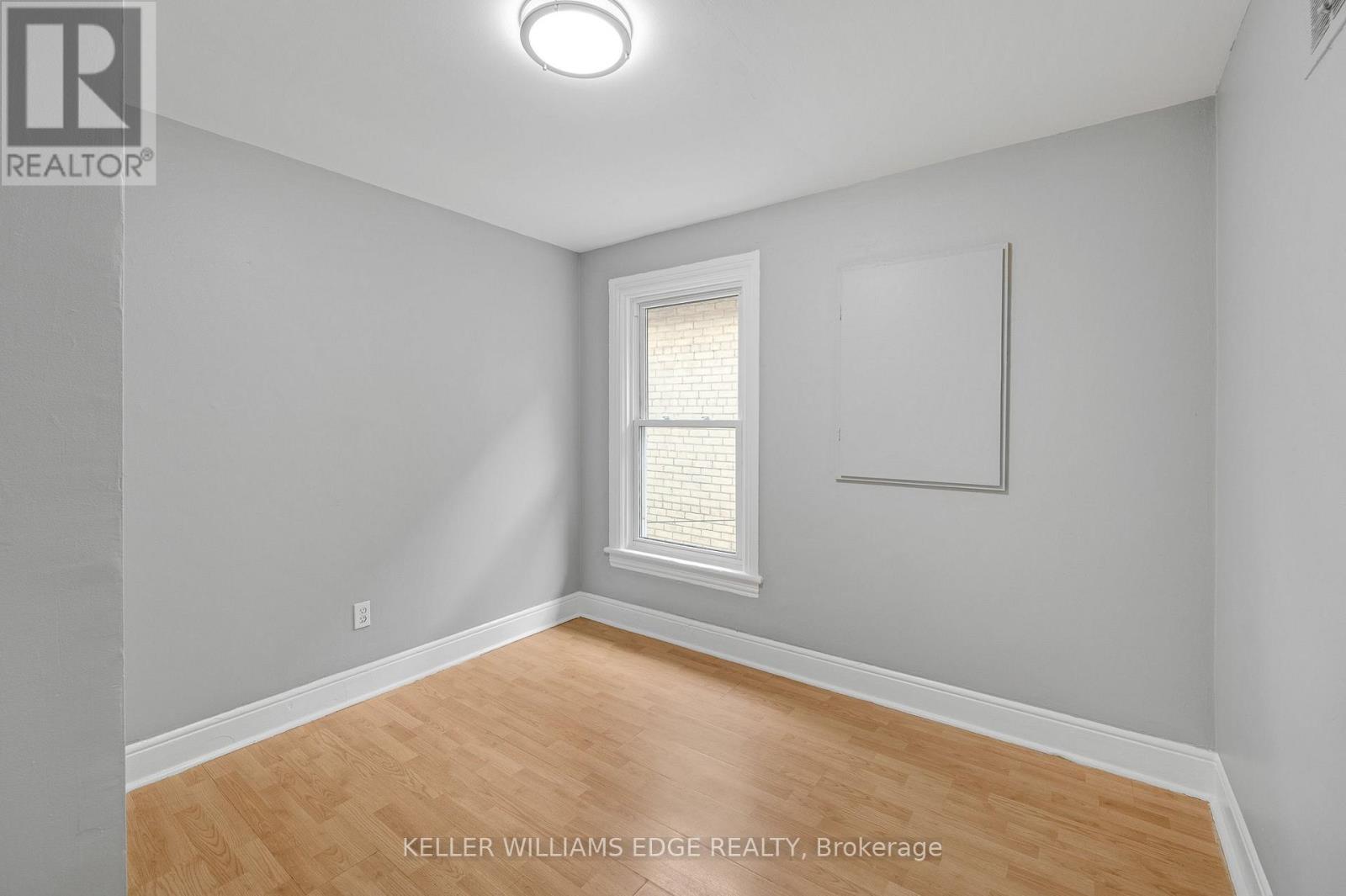 211 WENTWORTH STREET N - 9