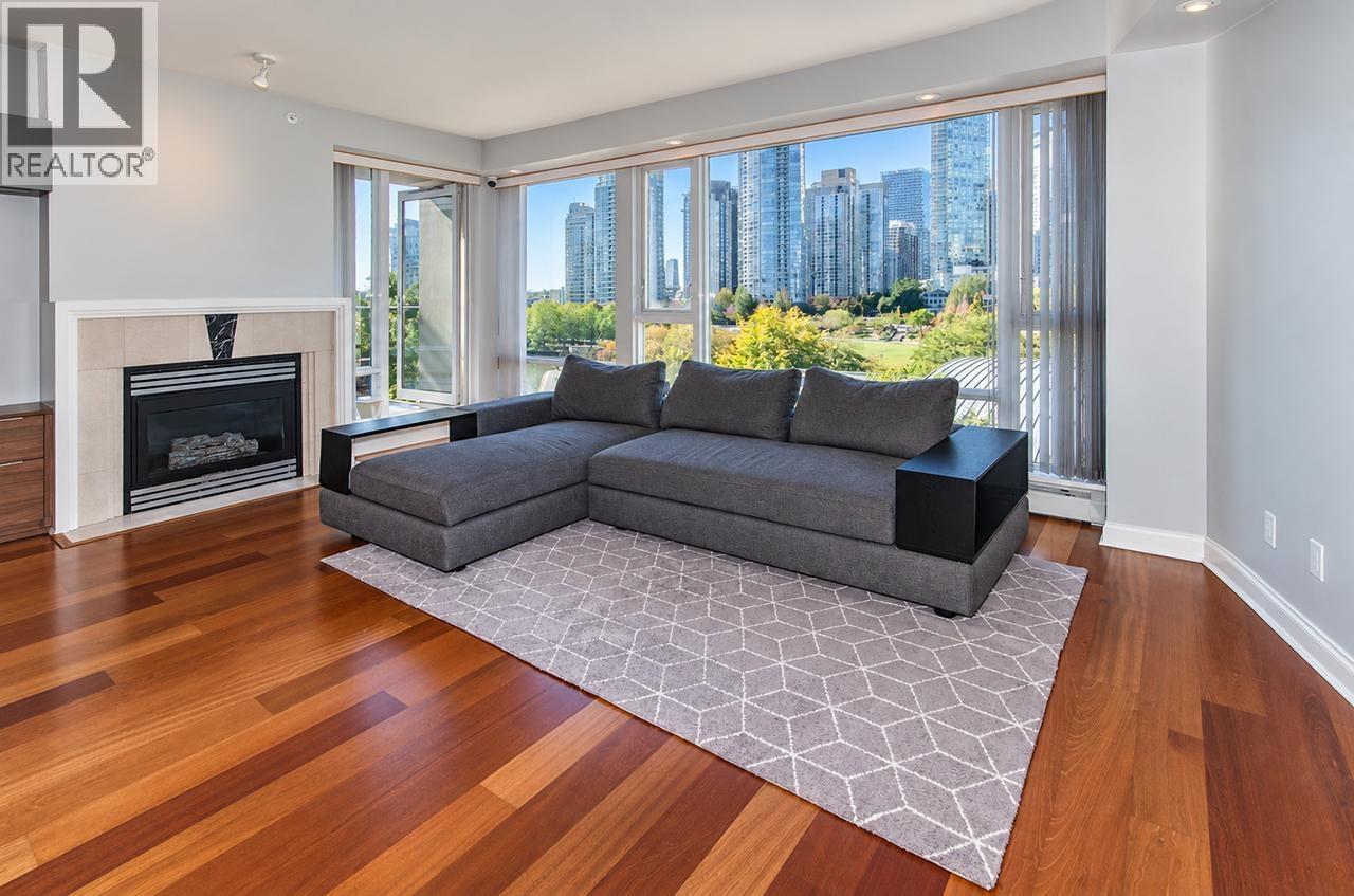 #702 1383 MARINASIDE CRESCENT, Vancouver, British Columbia, V6Z2W9, Vancouver, British Columbia — photo 3 of 5