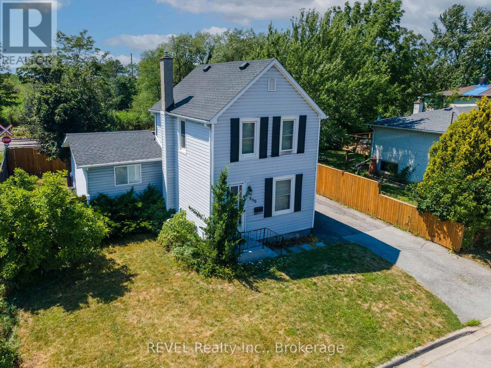 650 DEERE STREET, Welland (Lincoln/Crowland) — photo 2