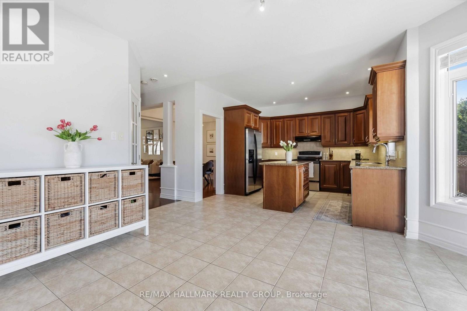 212 JANET WAY - 22