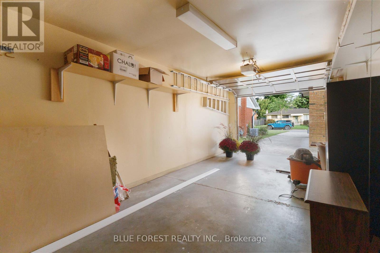 1260 VICTORIA DRIVE - 32