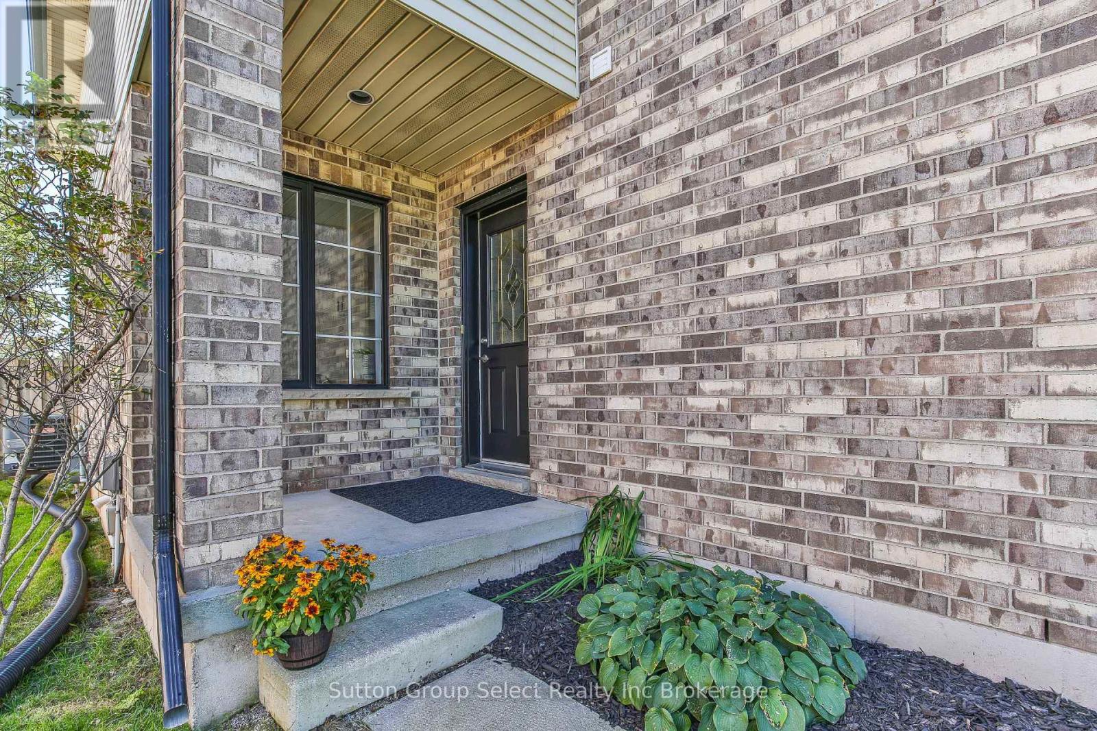 1106 NELLIS STREET, Woodstock (Woodstock - North) — photo 2