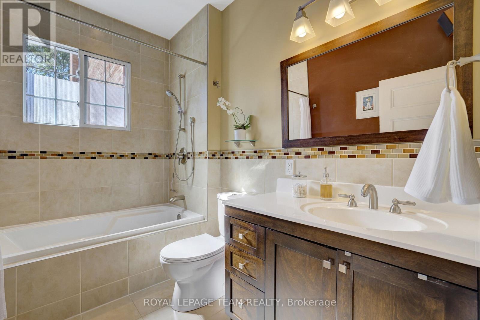 504 CLARENCE STREET E - Image 33
