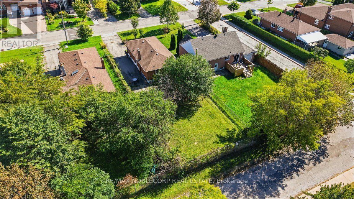 66 GOODERHAM DRIVE - 23