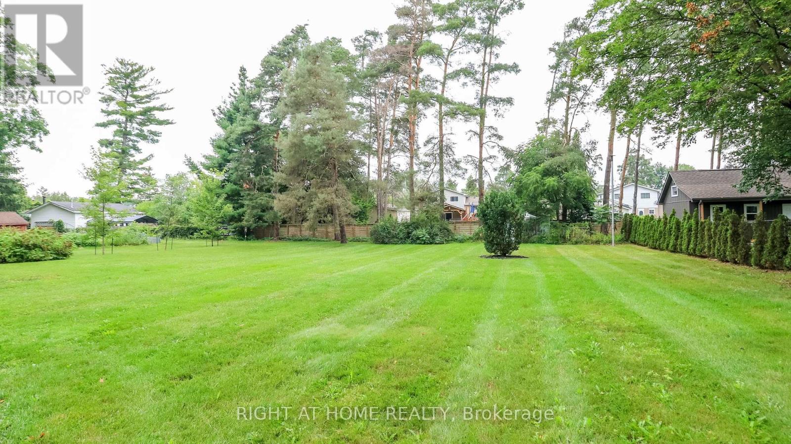 8 Sunset Street, East Gwillimbury (Holland Landing), Ontario, L9N1H4, East Gwillimbury (Holland Landing), Ontario — photo 2 of 5