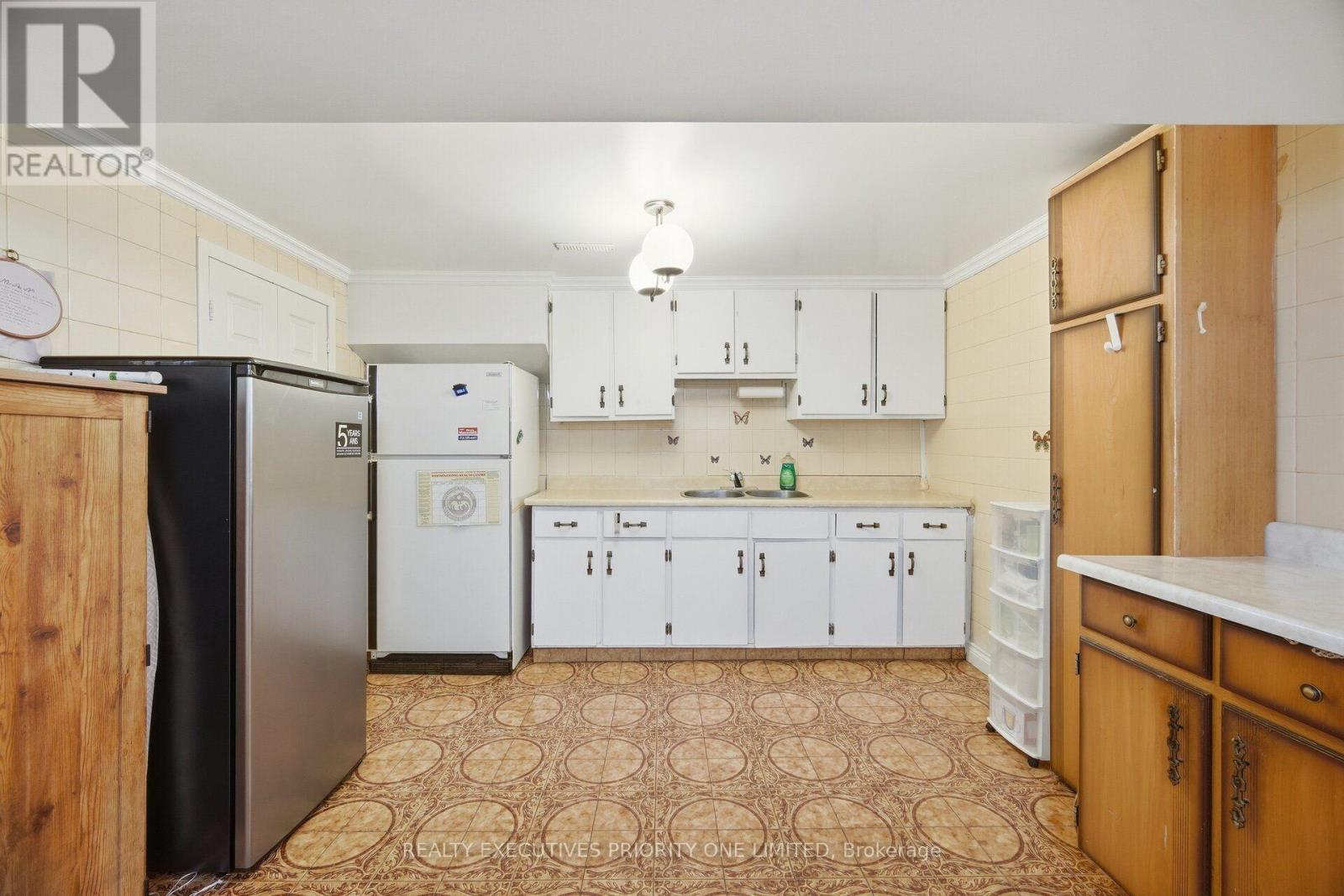43 ELANA DRIVE - 33