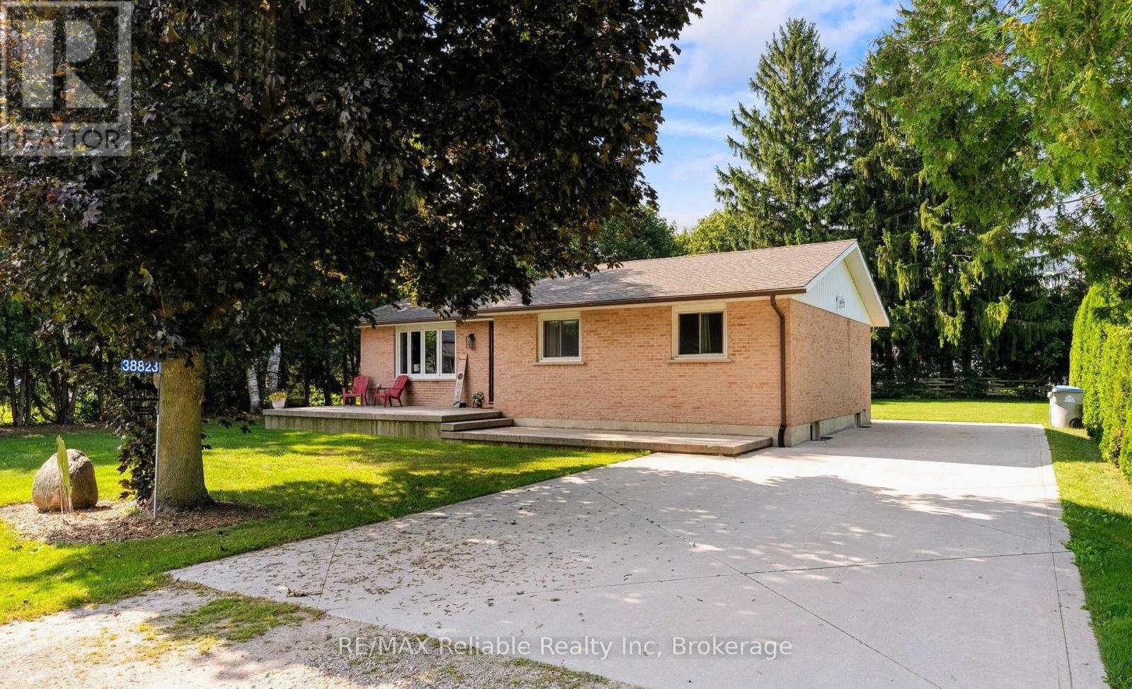 38823 Vienna Street, Bluewater (Stanley), Ontario, N0M2R0, Bluewater (Stanley), Ontario — photo 2 of 5