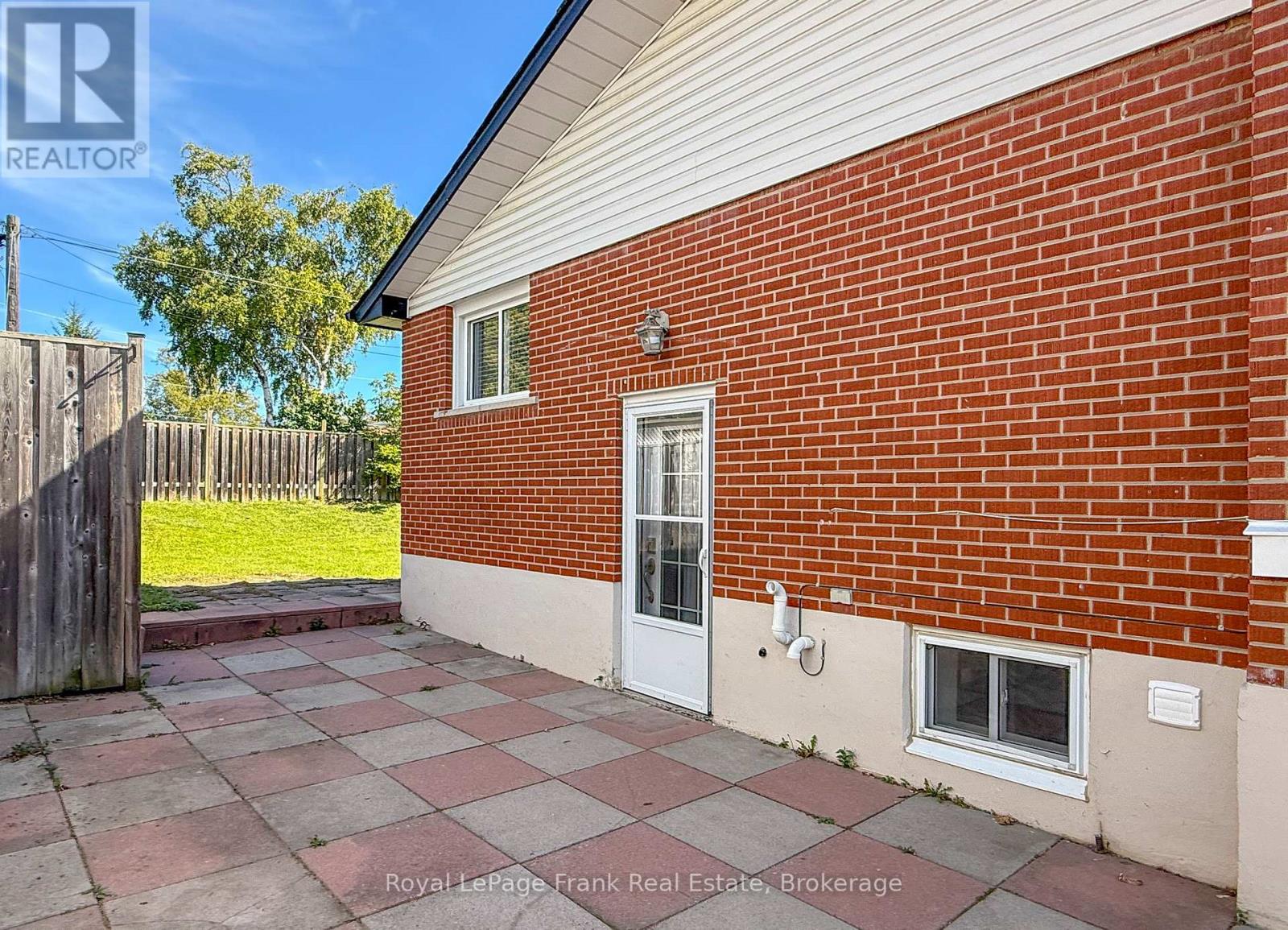 121 LABRADOR DRIVE - 22