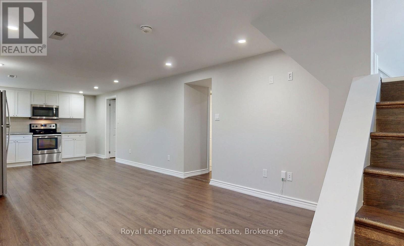 121 LABRADOR DRIVE - 36