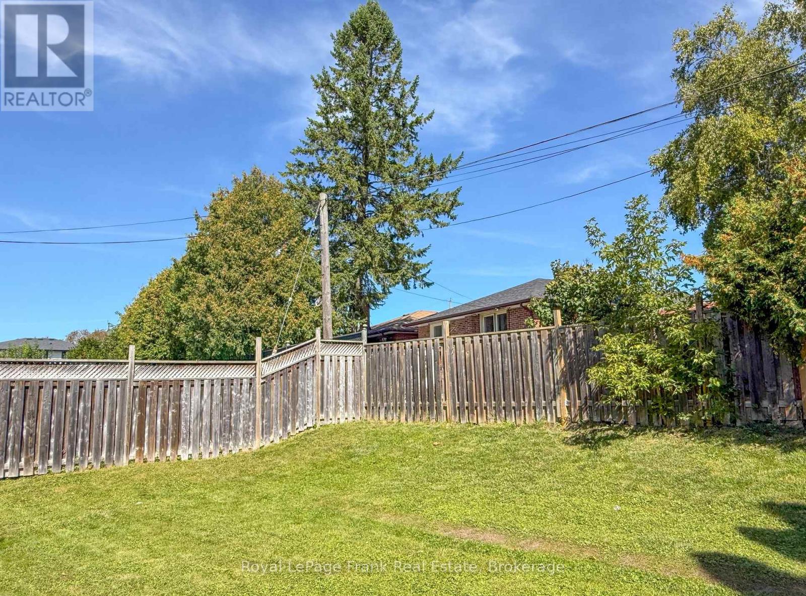 121 LABRADOR DRIVE - 44