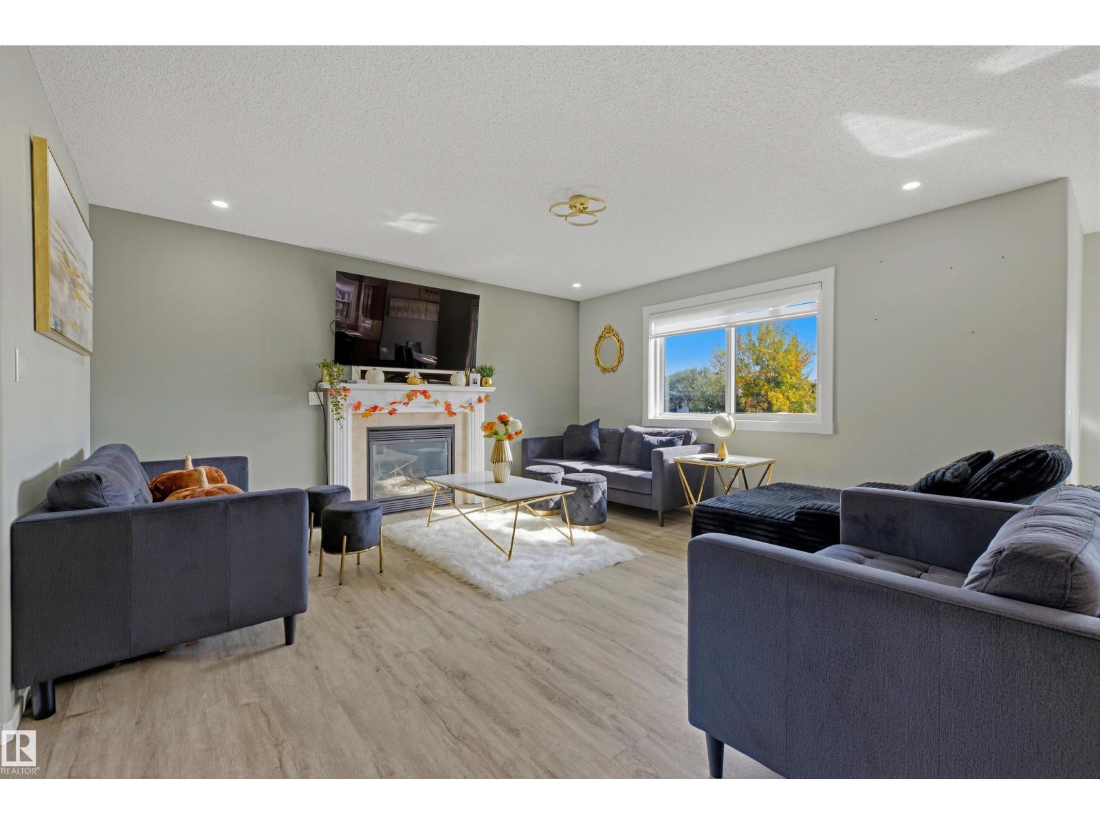 8903 176 AV NW - 8