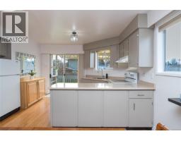 Living room - 3155 Earl Grey St, Saanich, BC V9A1X1 Photo 11