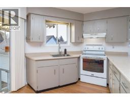 3155 Earl Grey St, Saanich, BC V9A1X1 Photo 12