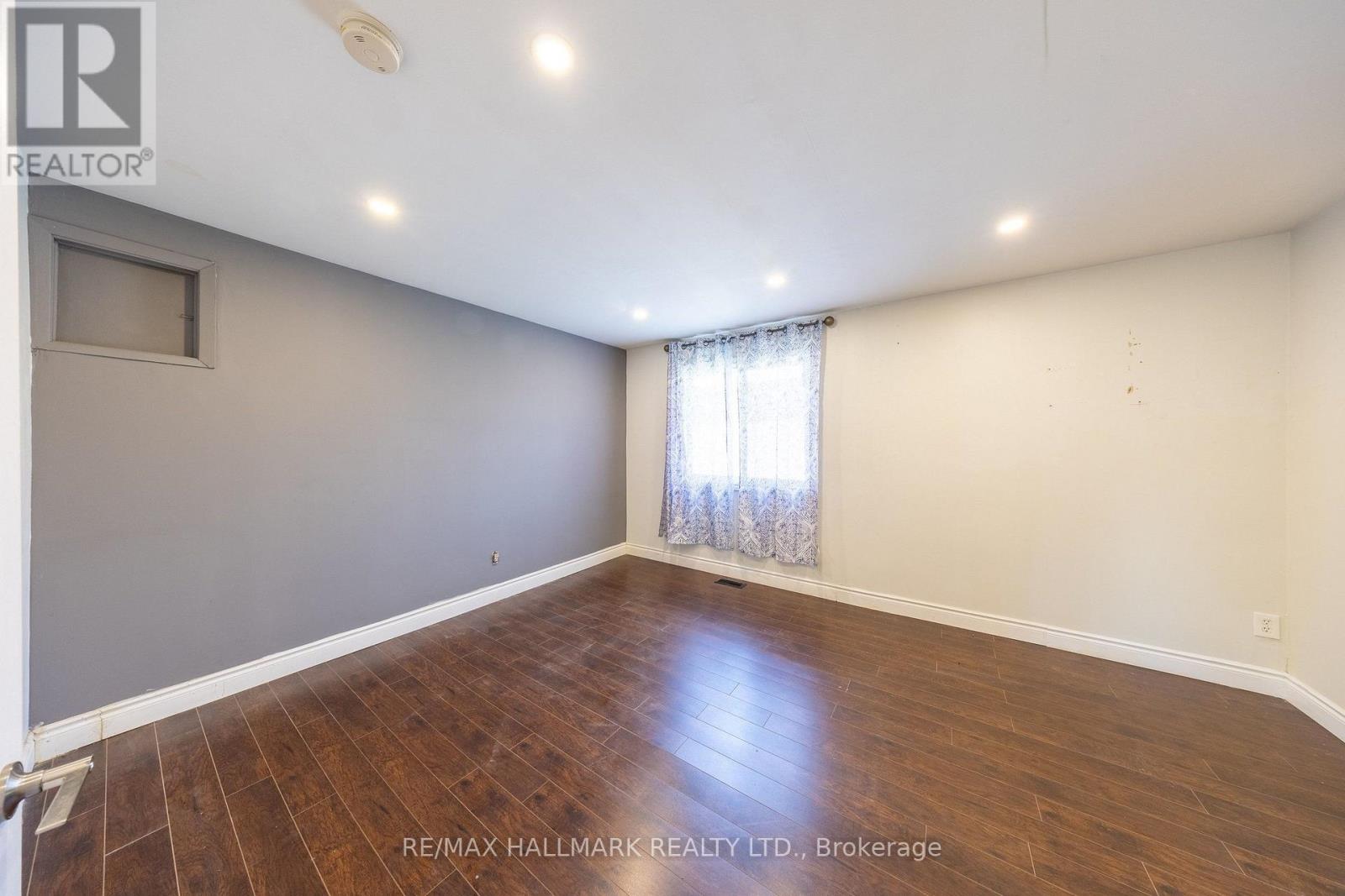 109 THICKSON ROAD S - Image 32