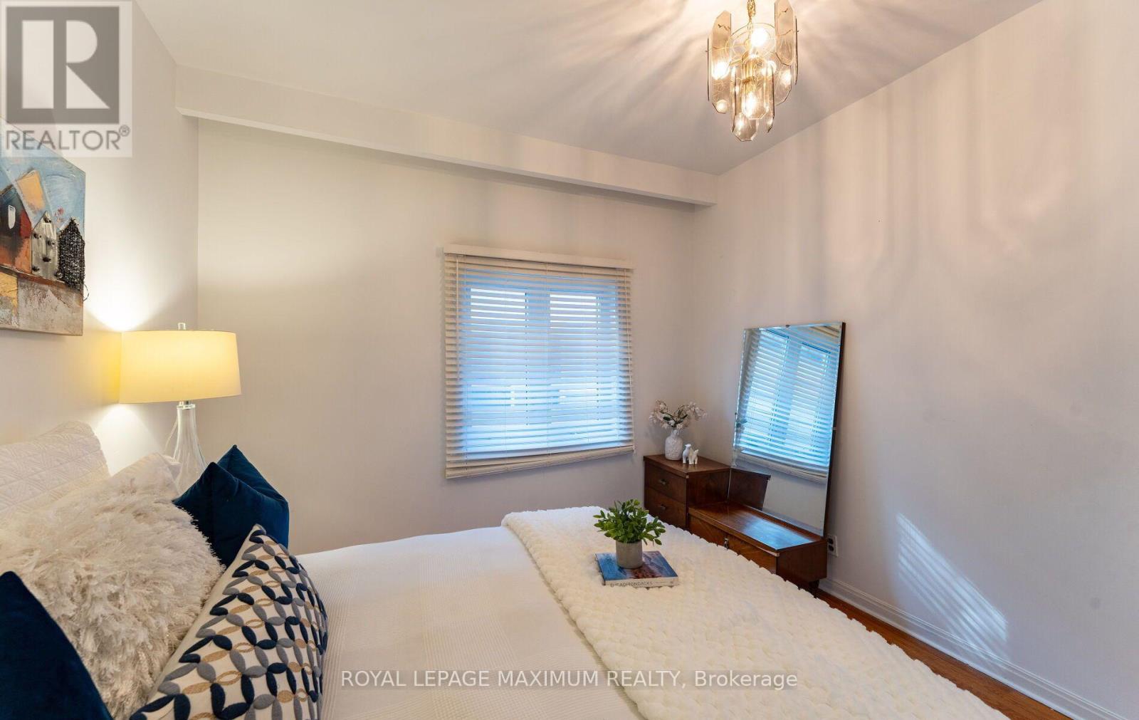 376 MCROBERTS AVENUE - 13