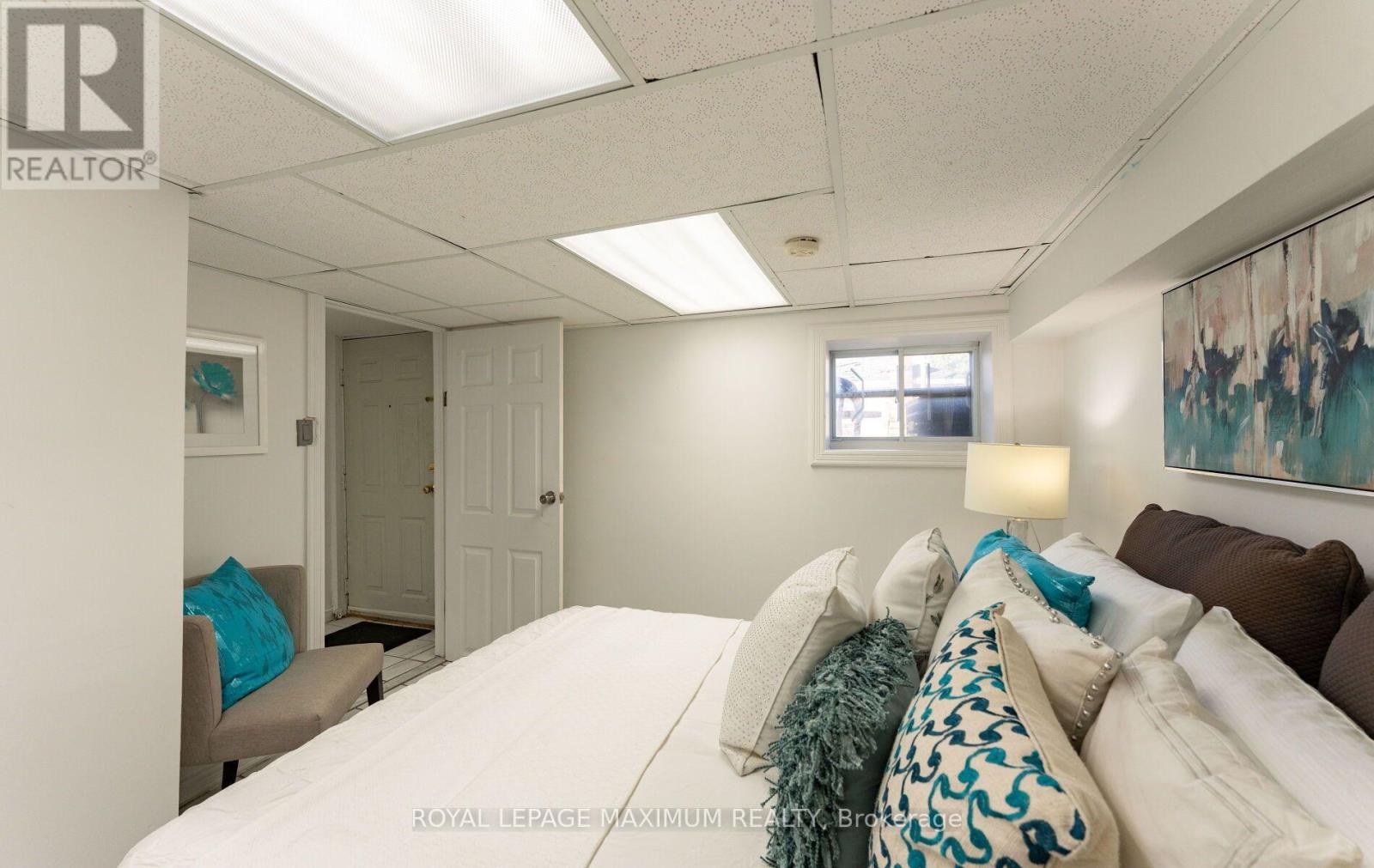 376 MCROBERTS AVENUE - Image 32