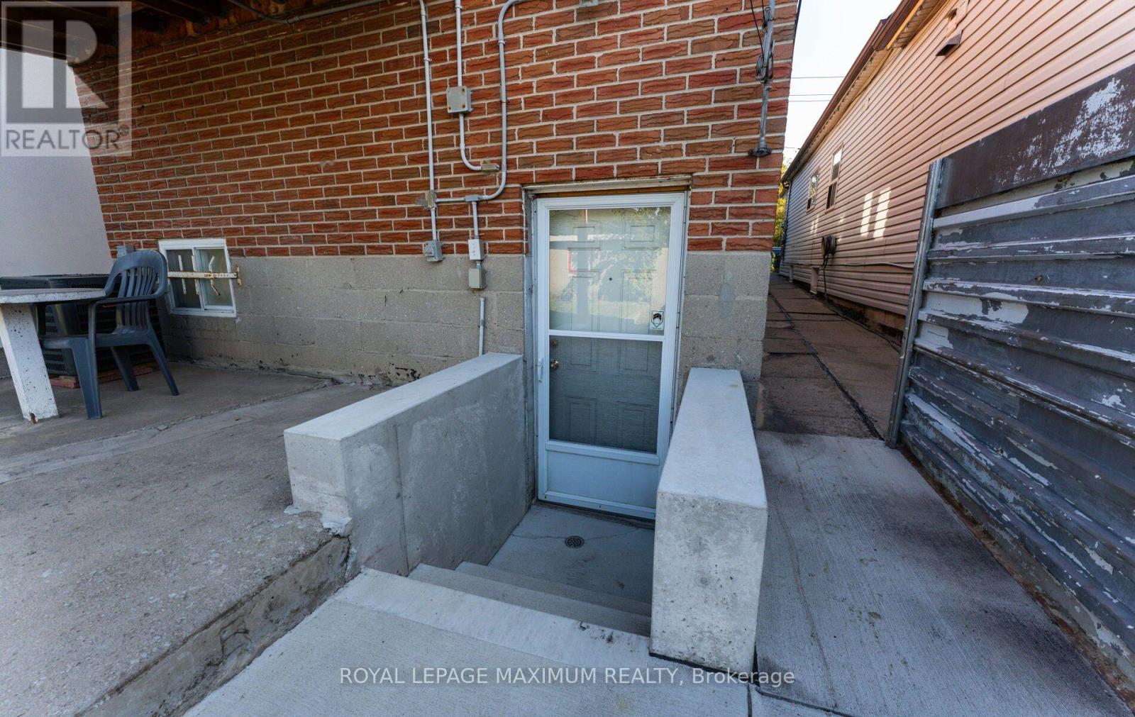 376 MCROBERTS AVENUE - 39