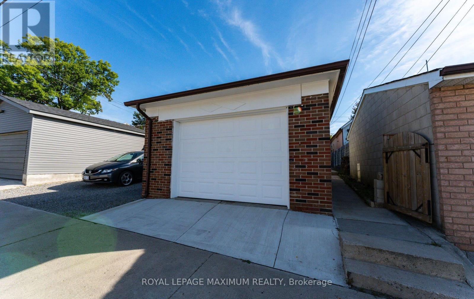 376 MCROBERTS AVENUE - 40