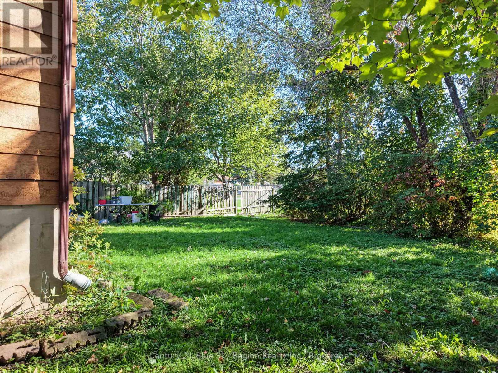 16 Cypress Court, North Bay (College Heights), Ontario, P1B9G9, North Bay (College Heights), Ontario — photo 5 of 5