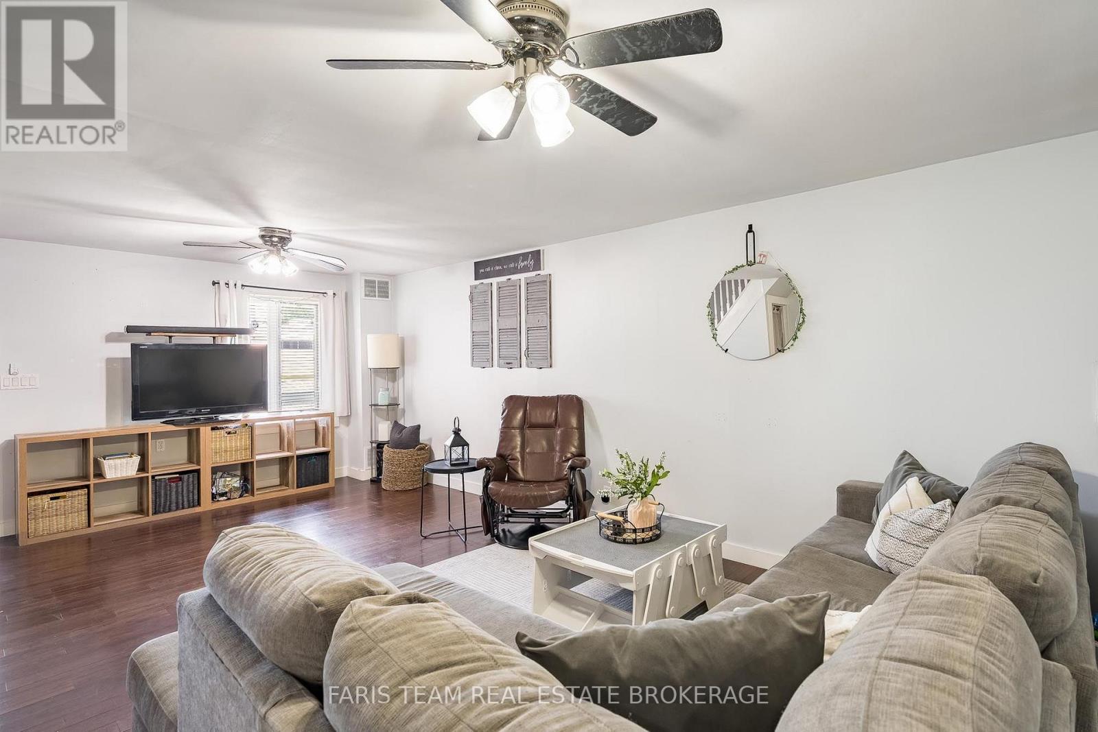 18 POYNTZ STREET - 12