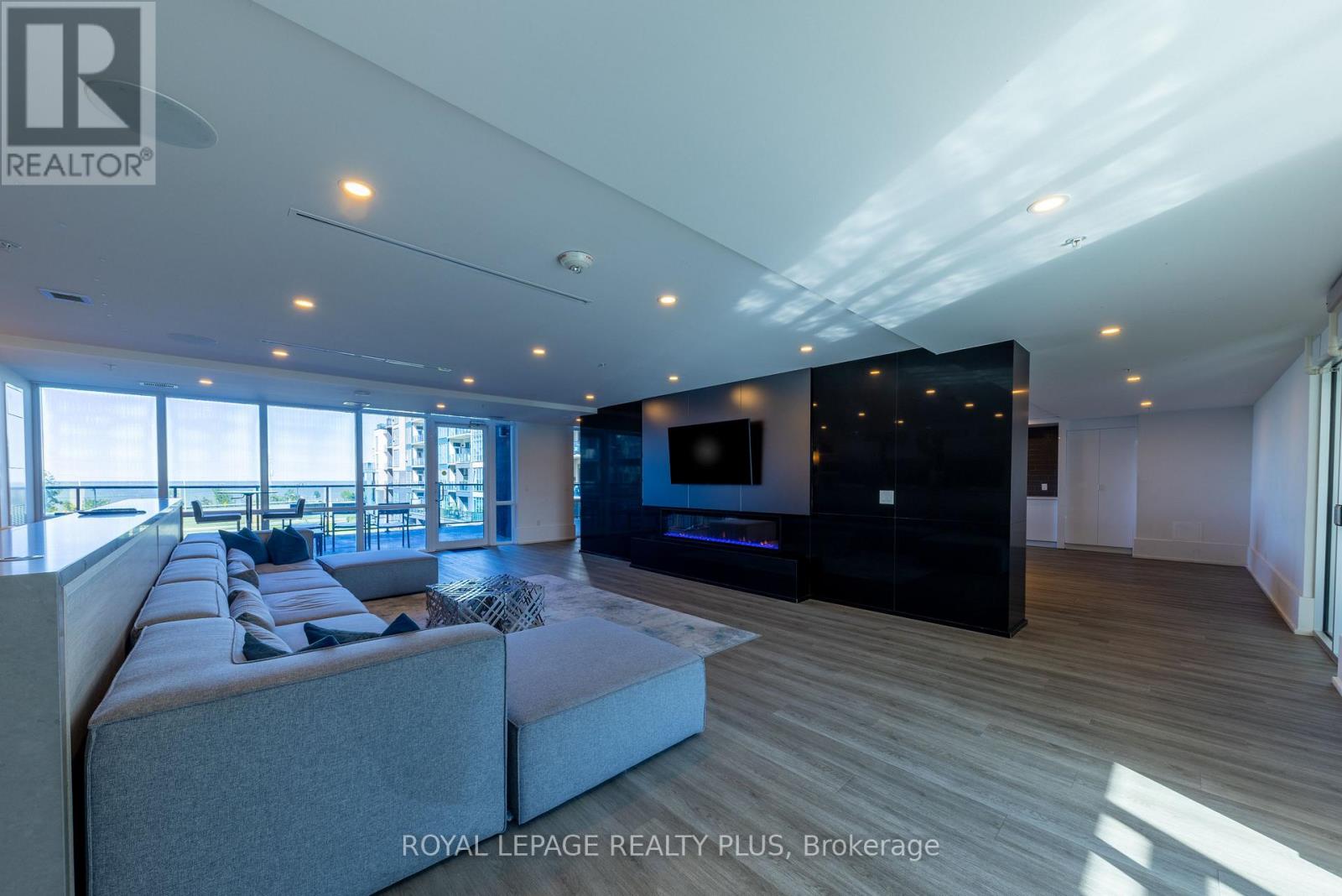 #306 16 CONCORD PLACE - 44
