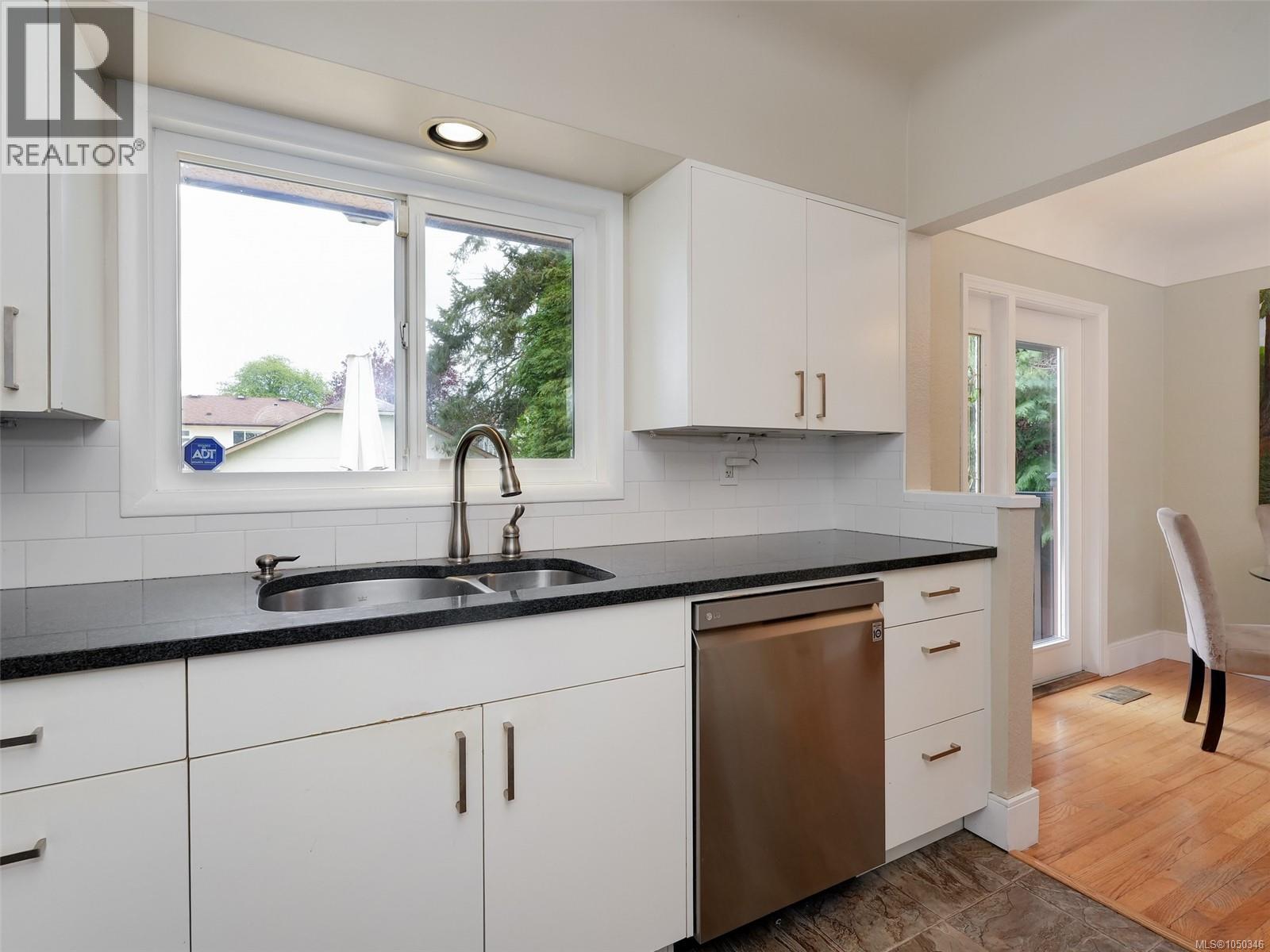 530 Dumeresq St - 9