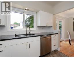 Kitchen - 530 Dumeresq St, Saanich, BC V8Z1X2 Photo 9