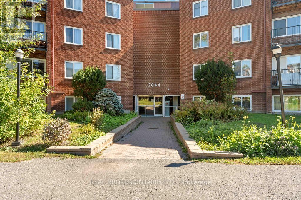#105 2044 ARROWSMITH DRIVE - 21