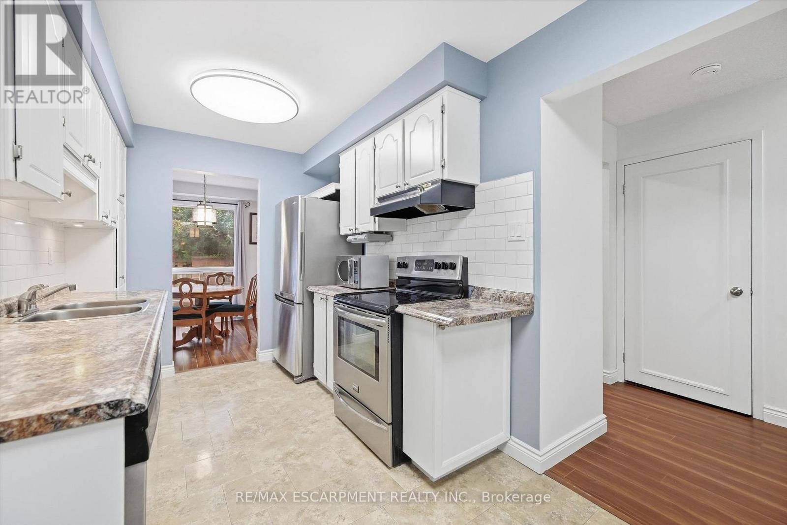 #14 1548 NEWLANDS CRESCENT - 13