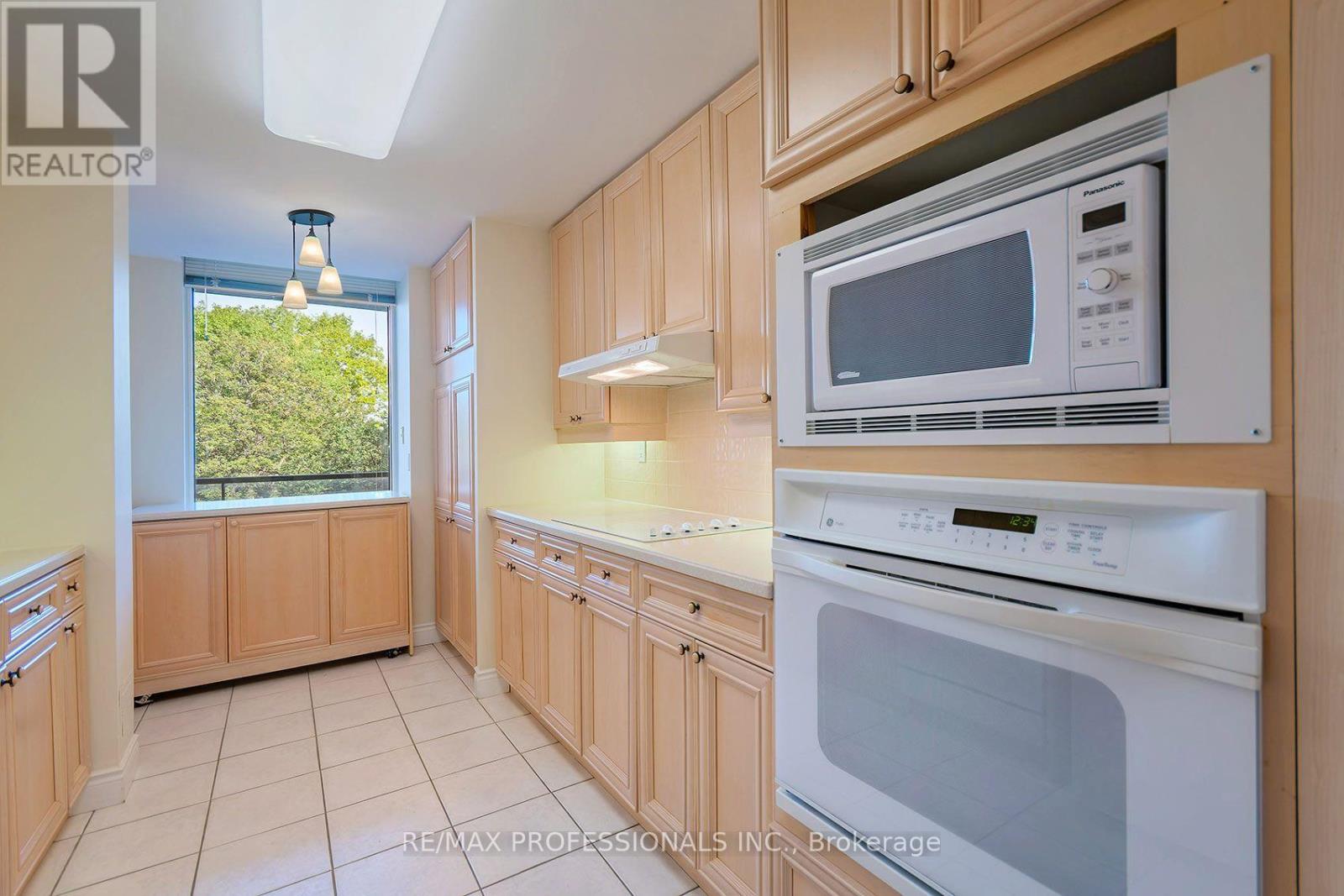 #606 2 ABERFOYLE CRESCENT - 20