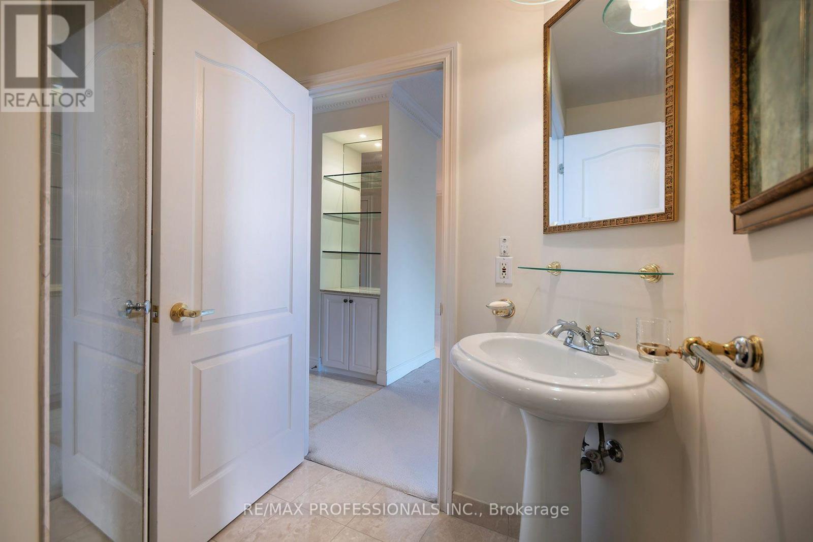 #606 2 ABERFOYLE CRESCENT - 34