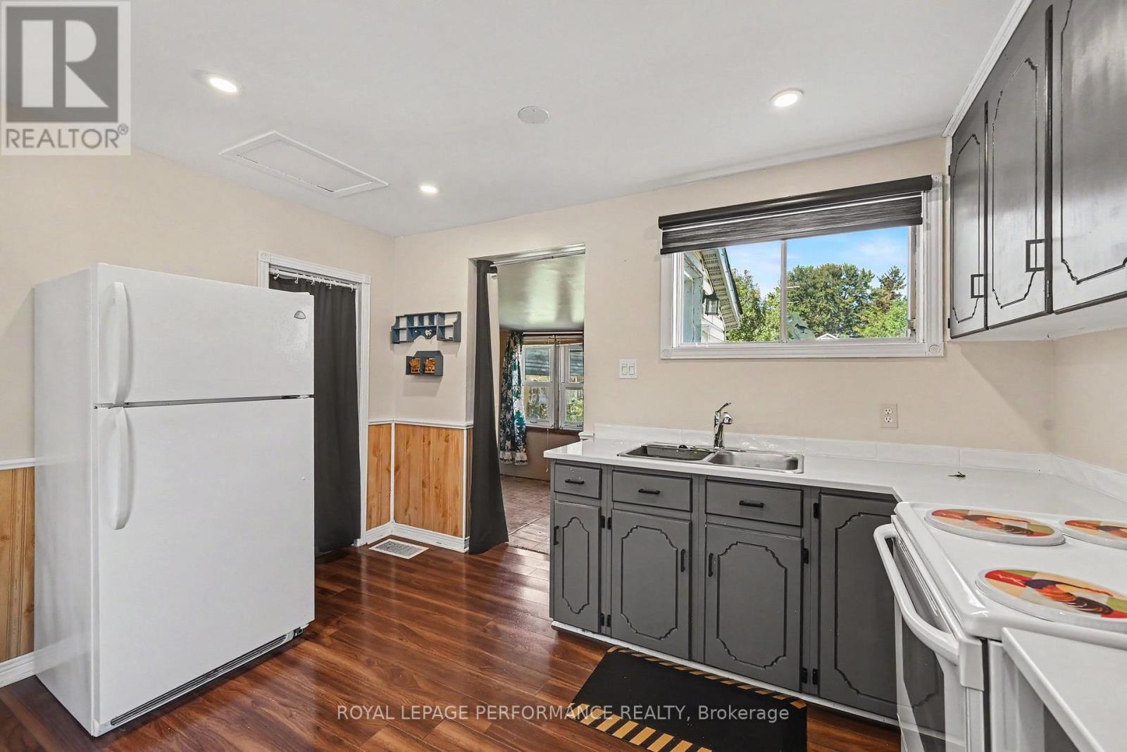 223 SIXTH STREET W - Image 17