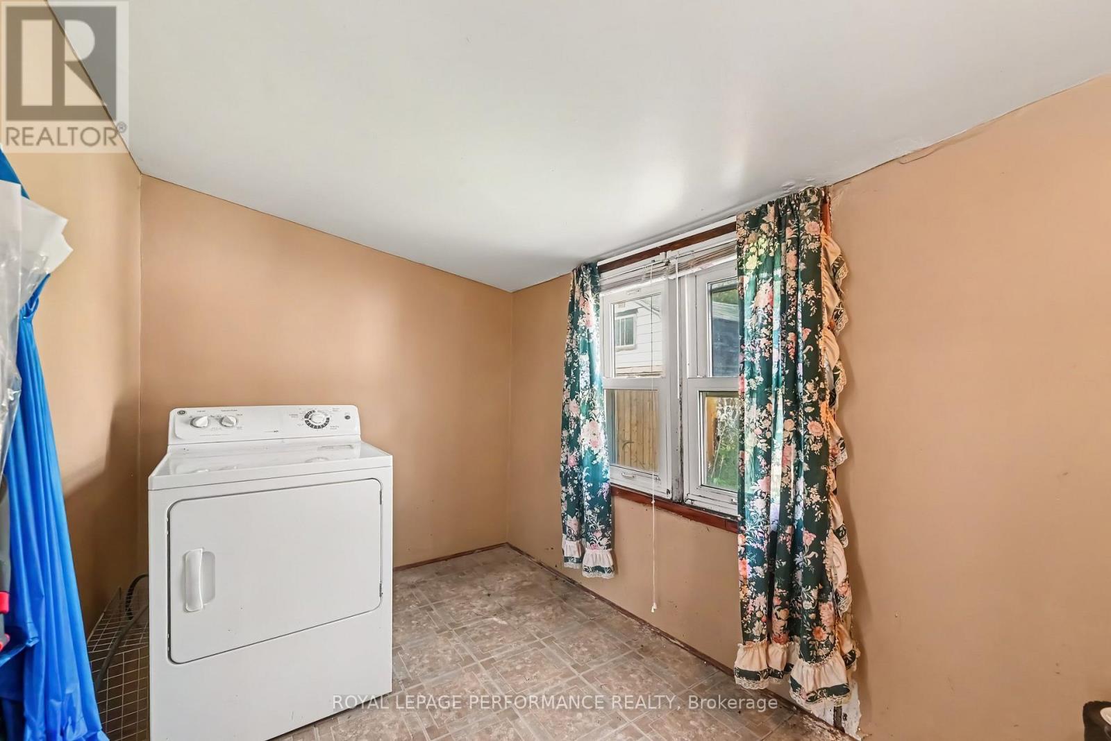 223 SIXTH STREET W - Image 21