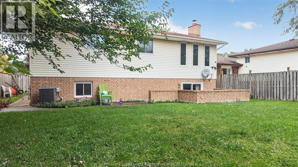 1946 LEPAIN CRESCENT - 28