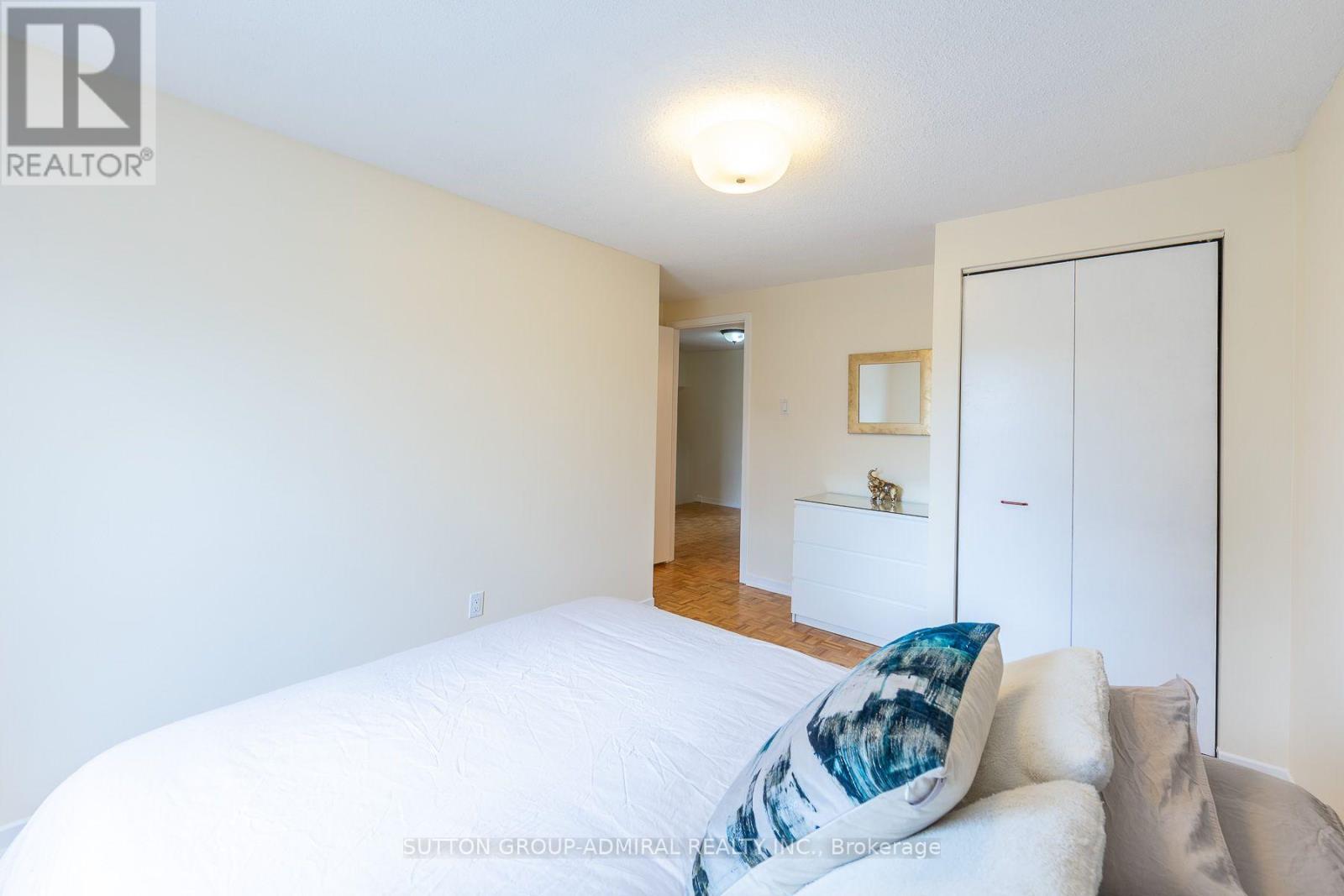 20 SANDERSON CRESCENT - 20