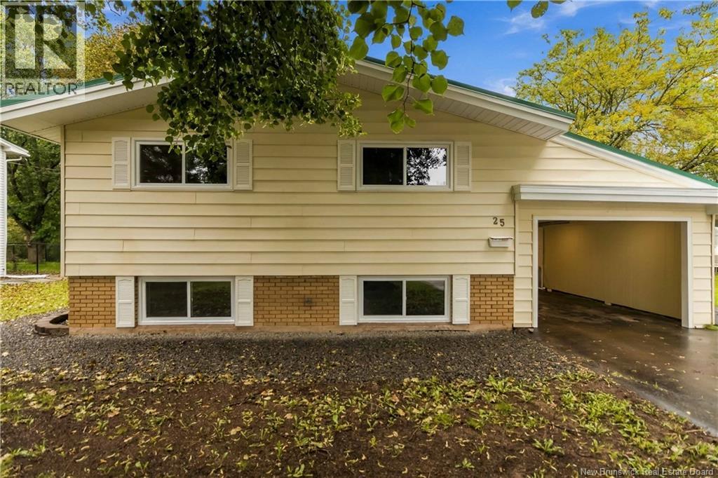 25 Vista Drive, Moncton, New Brunswick, E1A4L6, Moncton, New Brunswick — photo 2 of 5