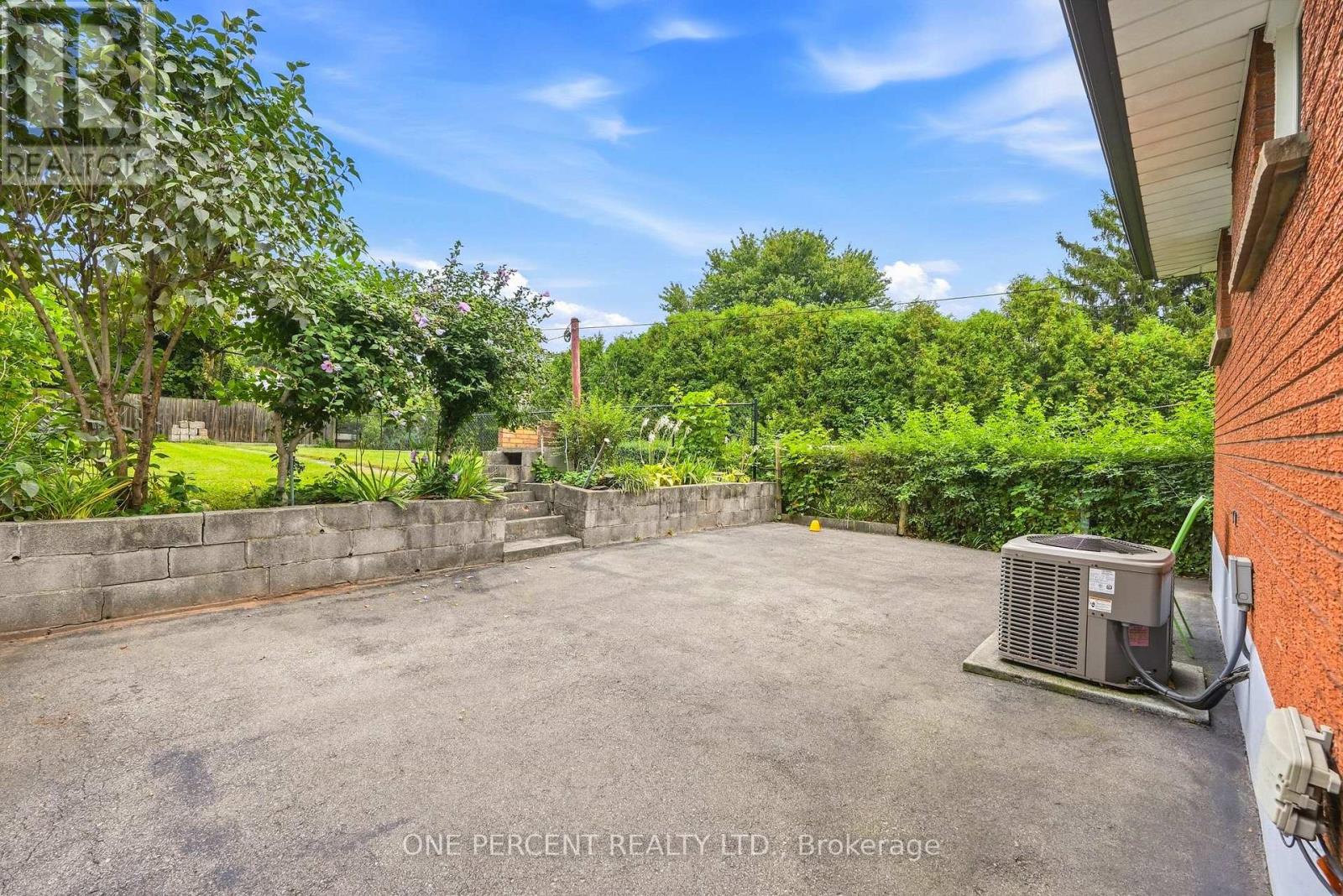 137 PICTON STREET E - Image 26