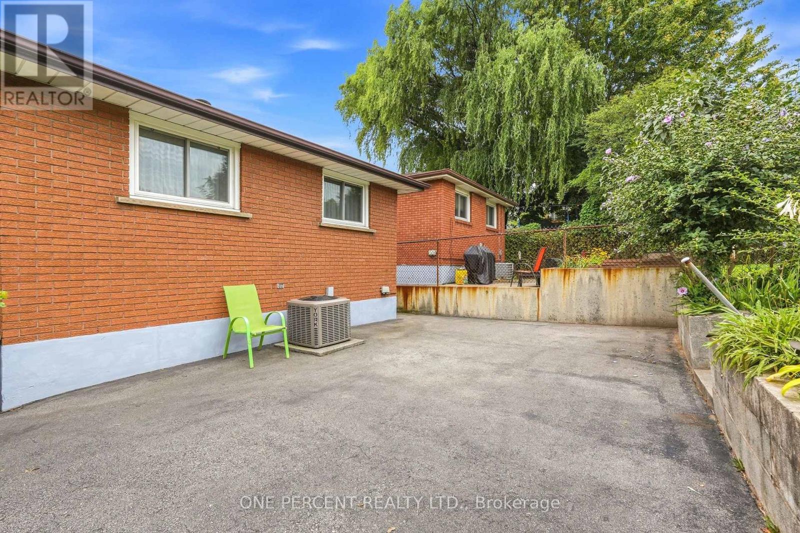 137 PICTON STREET E - 27