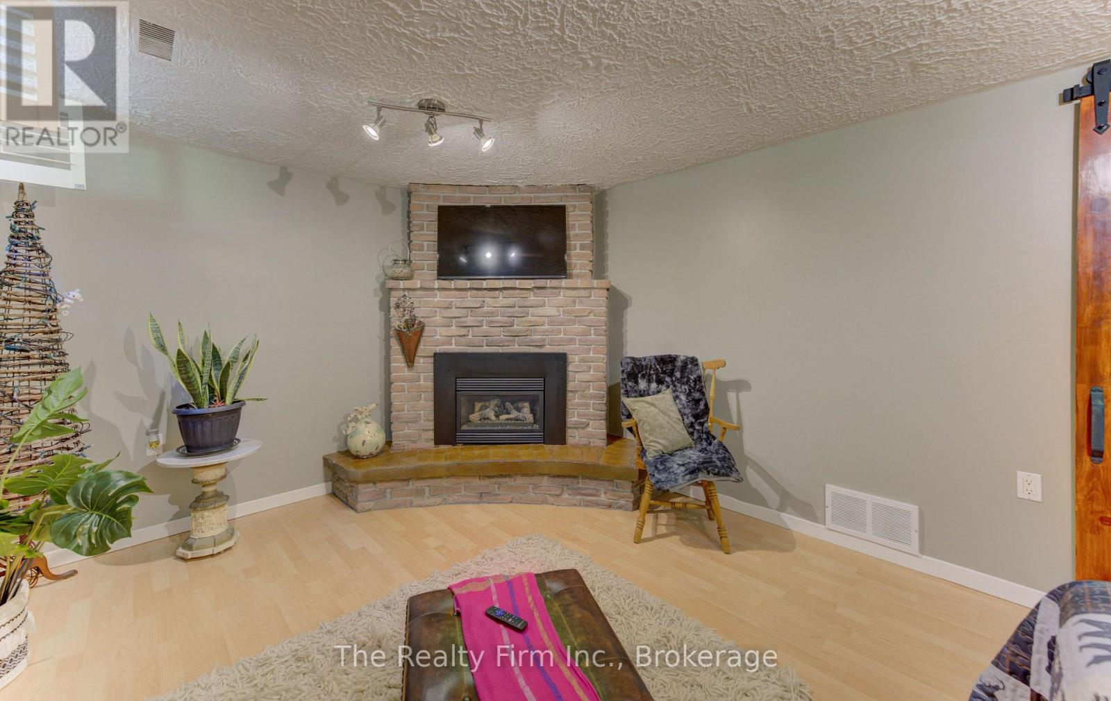 218 FORESTWOOD DRIVE - 37