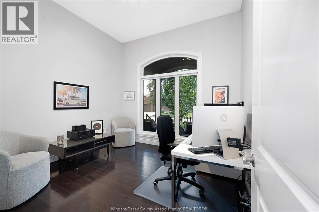 2216 ROXBOROUGH - 33