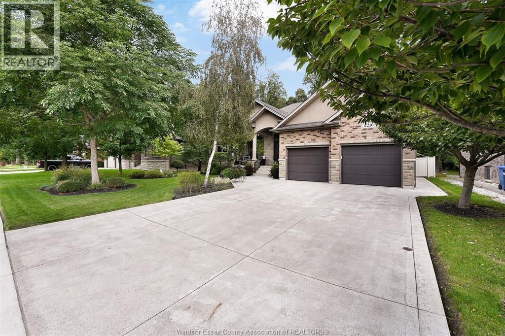 2216 ROXBOROUGH - 2